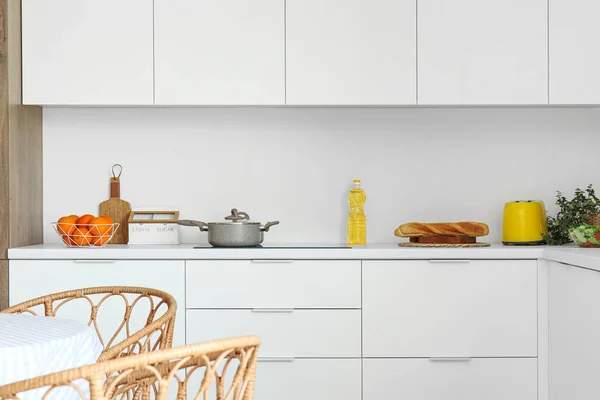 Witte Toonbanken Met Elektrisch Fornuis Kookpot Broodrooster Fruitmand Moderne Keuken — Stockfoto