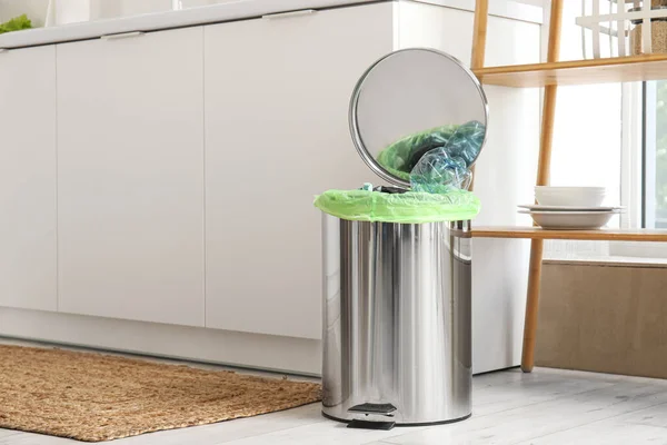 Membuka Tempat Sampah Dengan Sampah Bagian Dalam Dapur Ringan — Stok Foto