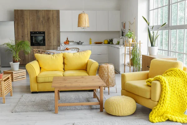 Wnętrze Jasnej Otwartej Przestrzeni Kuchnia Żółtą Sofą Fotel Drewniany Stolik — Zdjęcie stockowe