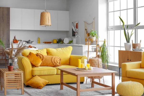 浅黄色沙发 扶手椅 木制咖啡桌的开放式厨房室内 — 图库照片