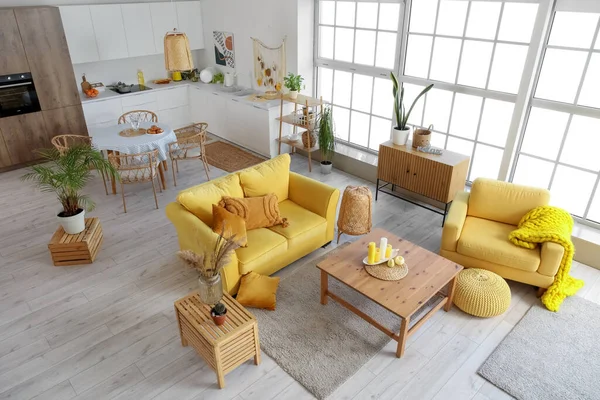 Wnętrze Jasnej Otwartej Przestrzeni Kuchnia Żółtą Sofą Fotel Drewniany Stolik — Zdjęcie stockowe