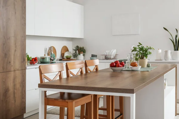 Houten Eilandtafel Het Interieur Van Moderne Keuken — Stockfoto