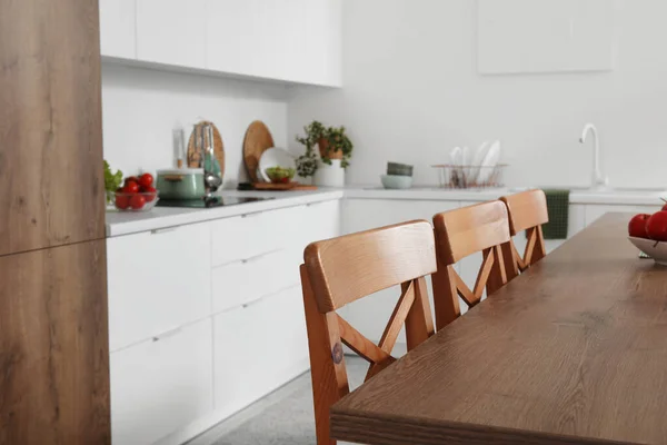 Modern Mutfağın Içindeki Ahşap Ada Masası — Stok fotoğraf