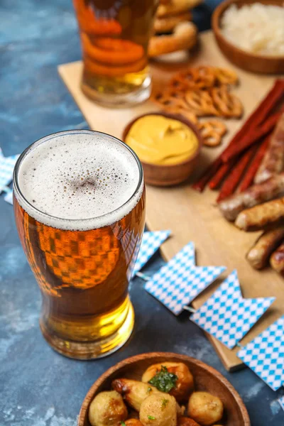 Glas Kaltes Bier Auf Blauem Hintergrund Oktoberfest Feier — Stockfoto