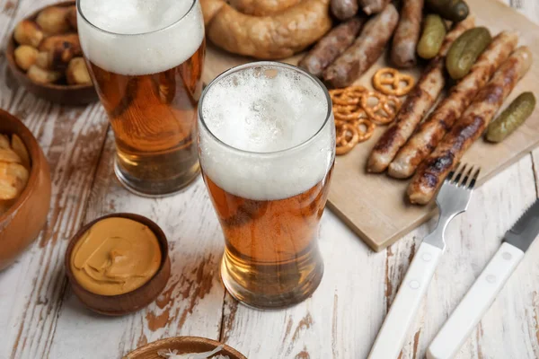 Gläser Mit Kaltem Bier Und Verschiedene Snacks Auf Hellem Holzgrund — Stockfoto