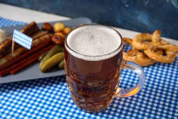 Becher Mit Kaltem Bier Auf Dem Tisch Oktoberfest Feier — Stockfoto