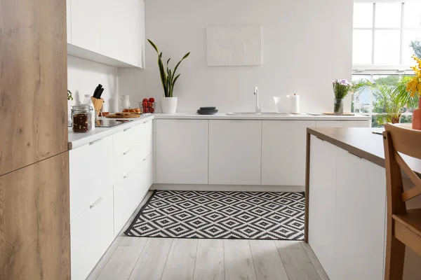 Interior Cozinha Moderna Com Balcões Brancos Fogão Elétrico Pia — Fotografia de Stock