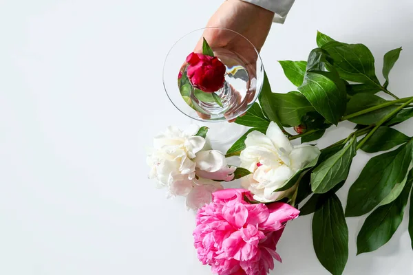 Young Woman Glass Water Peony Flowers Table Closeup — Stock Photo, Image