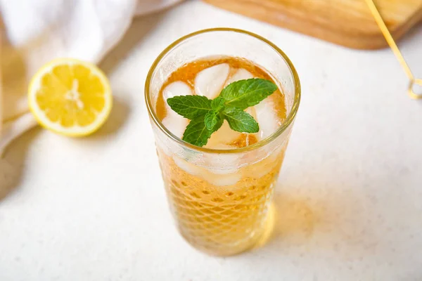 Чай Льдом Мятой Лимоном Белом Фоне — стоковое фото