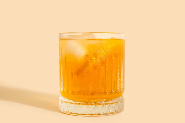 Glas Eistee Mit Orange Auf Beigem Hintergrund — Stockfoto