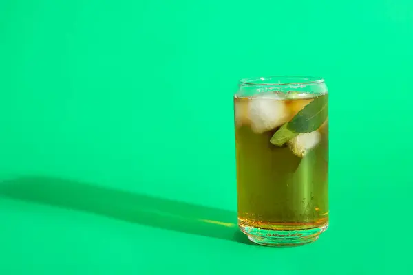 Склянка Льодового Чаю Монетним Двором Зеленому Тлі — стокове фото