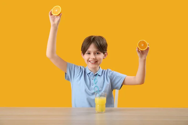Mały Chłopiec Pomarańczami Szklanką Soku Przy Stole Tle Koloru — Zdjęcie stockowe