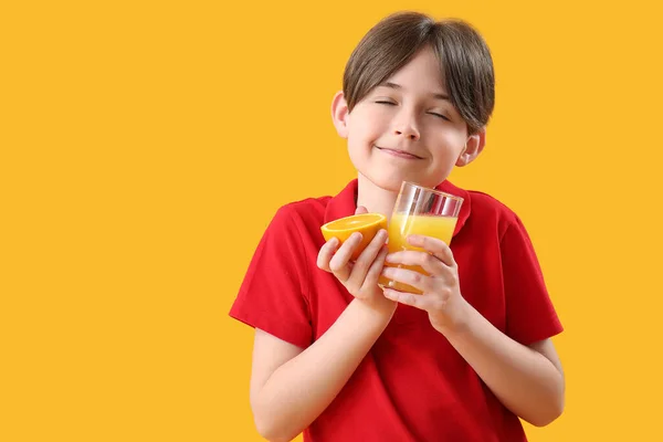 Niño Pequeño Con Naranja Vaso Jugo Sobre Fondo Color — Foto de Stock