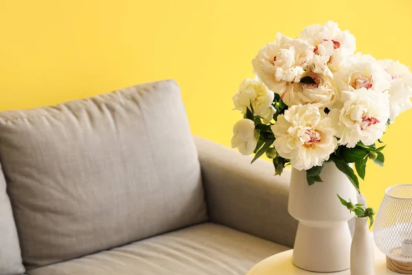 Vase White Peonies Coffee Table Couch Yellow Wall — Stock Photo, Image