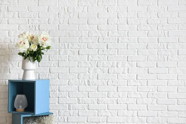 Vase White Peonies Brick Wall — Stock Photo, Image