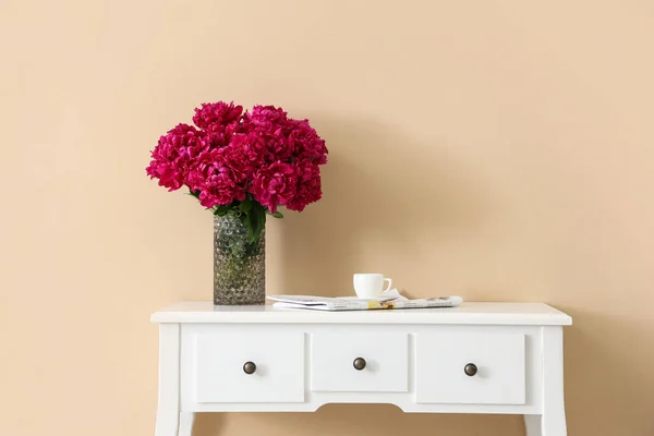 Vase Red Peonies Cup Coffee Newspaper Dressing Table Beige Wall — Stock Photo, Image