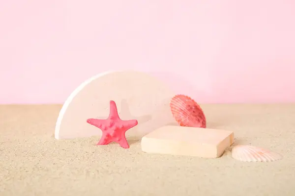 Podi Decorativi Gesso Con Conchiglie Stelle Marine Sabbia Sfondo Rosa — Foto Stock