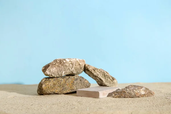 Декоративный Гипсовый Подиум Камнями Песке Синем Фоне — стоковое фото