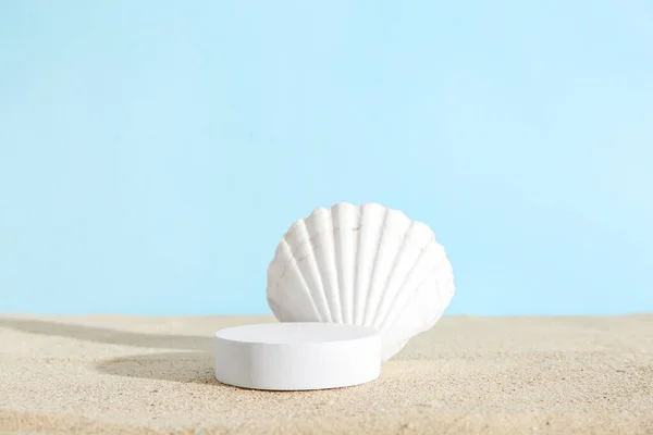 Decorative Plaster Podium Seashell Sand Blue Background — Stock Photo, Image