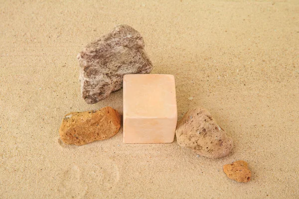 砂の上に石と装飾石膏の表彰台 — ストック写真