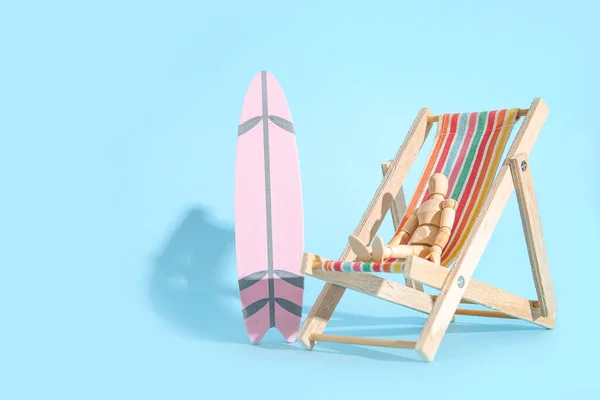 Kreativ Komposition Med Miniatyr Surfbräda Solstol Och Trä Skyltdocka Blå — Stockfoto