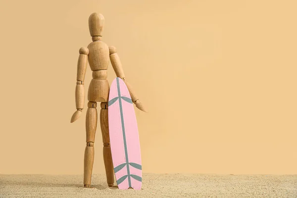 Creative Composition Miniature Surfboard Wooden Mannequin Sand Beige Background — Stock Photo, Image