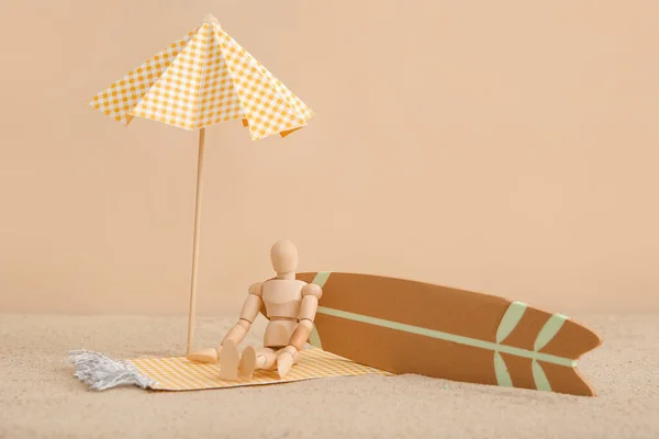 Creative Composition Miniature Surfboard Umbrella Wooden Mannequin Sand Beige Background — Stock Photo, Image