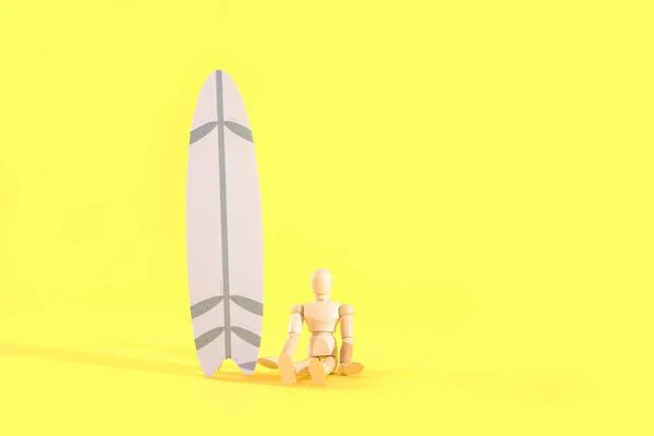Kreativ Komposition Med Miniatyr Surfbräda Och Trä Skyltdocka Gul Bakgrund — Stockfoto