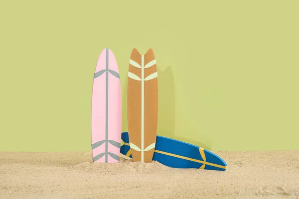 Διαφορετικές Πολύχρωμες Μίνι Ιστιοσανίδες Στην Άμμο Φόντο Την Ελιά — Φωτογραφία Αρχείου