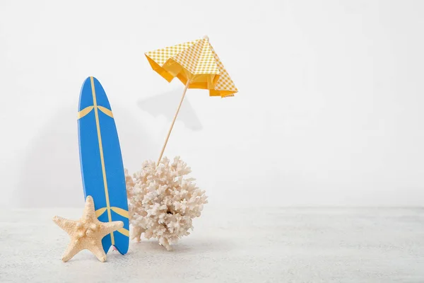 Mini Szörfdeszka Esernyővel Korallokkal Tengeri Csillagokkal Fehér Asztalon — Stock Fotó