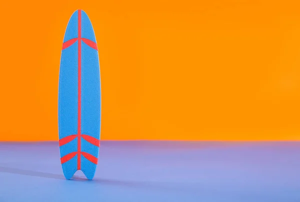 Mini Szörfdeszka Kék Asztalon Narancssárga Háttér — Stock Fotó