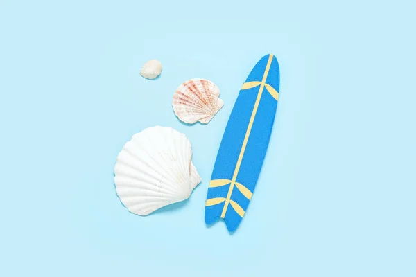 Mini Tabla Surf Con Conchas Marinas Sobre Fondo Azul — Foto de Stock