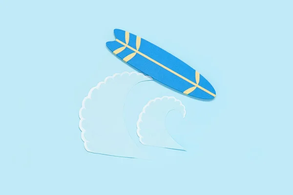Kreatywna Kompozycja Mini Deską Surfingową Papierowymi Falami Niebieskim Tle — Zdjęcie stockowe