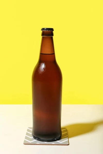 Láhev Studeného Piva Žlutém Pozadí — Stock fotografie