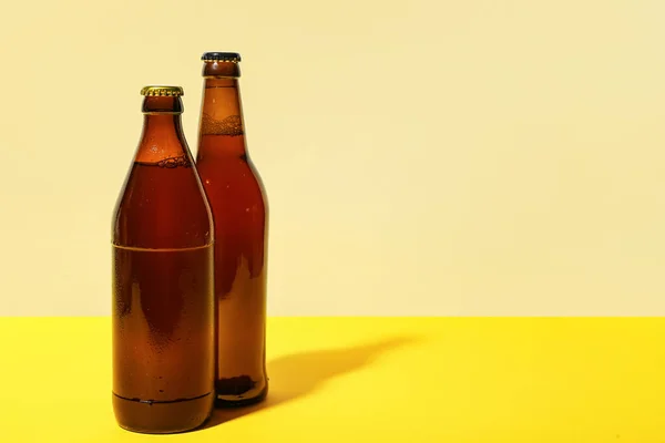 Пляшки Холодного Пива Жовтому Тлі — стокове фото