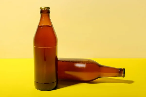 Garrafas Cerveja Gelada Fundo Amarelo — Fotografia de Stock
