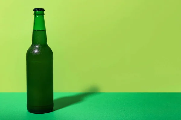 Пляшка Холодного Пива Зеленому Тлі — стокове фото