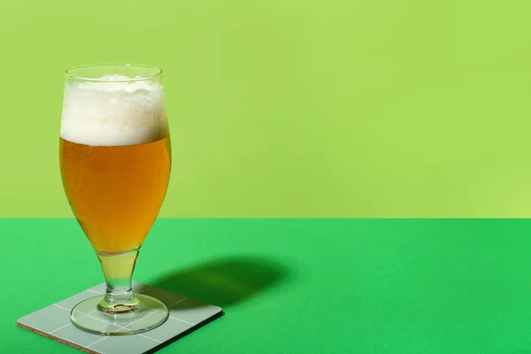 Sklenice Studeného Piva Zeleném Pozadí — Stock fotografie