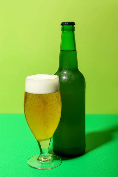 Пляшка Холодного Пива Зеленому Тлі — стокове фото