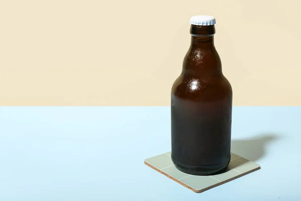 Láhev Studeného Piva Barevném Pozadí — Stock fotografie