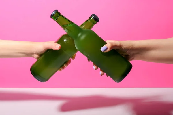 Жіночі Руки Пляшками Холодного Пива Рожевому Тлі — стокове фото