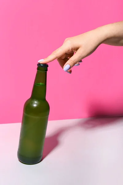 Жіноча Рука Пляшкою Холодного Пива Рожевому Тлі — стокове фото