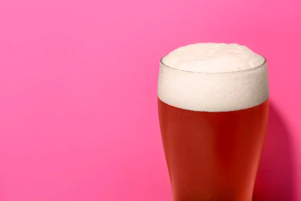 Sklenice Studeného Piva Růžovém Pozadí Detailní Záběr — Stock fotografie