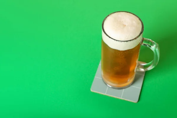 Taza Cerveza Fría Sobre Fondo Verde Primer Plano — Foto de Stock