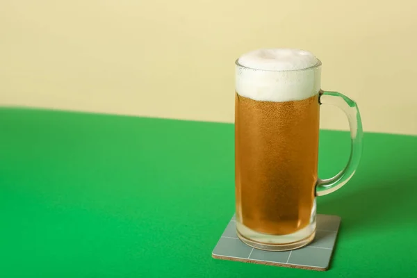 Taza Cerveza Fría Sobre Fondo Color —  Fotos de Stock