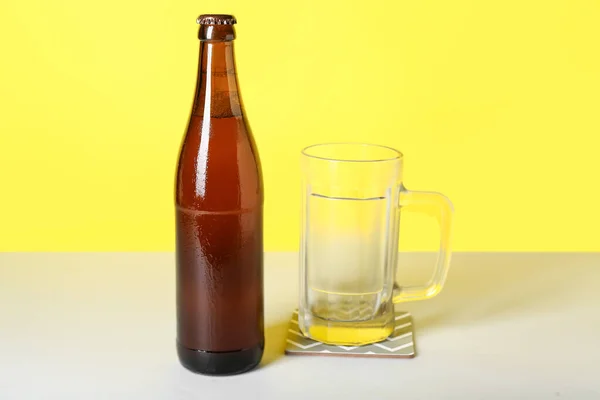 Fles Koud Bier Mok Kleur Achtergrond — Stockfoto