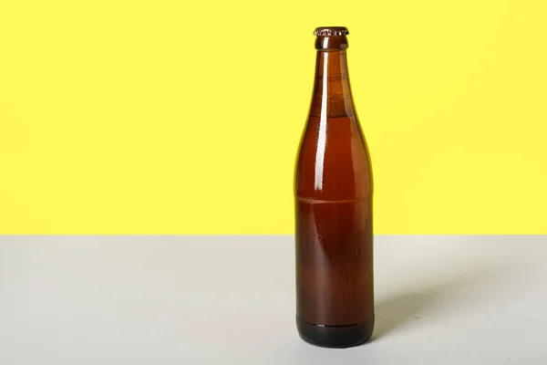 Garrafa Cerveja Gelada Fundo Cor — Fotografia de Stock