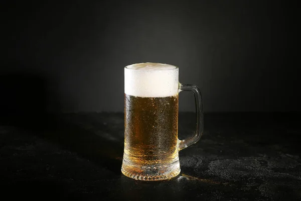 Hrnek Studeného Čerstvého Piva Tmavém Pozadí — Stock fotografie
