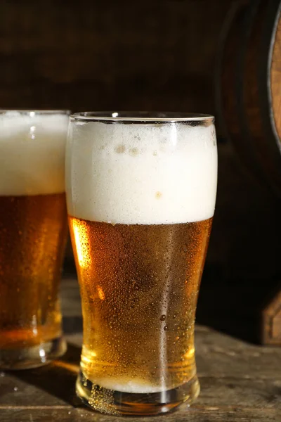 Copos Cerveja Gelada Fundo Madeira Close — Fotografia de Stock