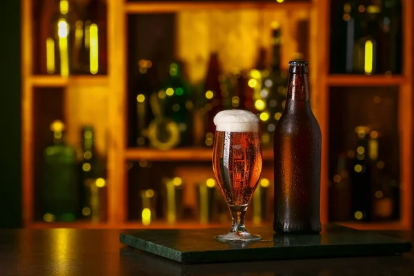 Bottiglia Bicchiere Birra Fresca Sul Tavolo Nel Bar — Foto Stock